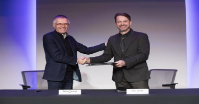 Carlos Tavares, da Peugeot, e Michael Manley, da Fiat Chrysler, assinam acordo de fusão — Foto: FCA/Divulgação
