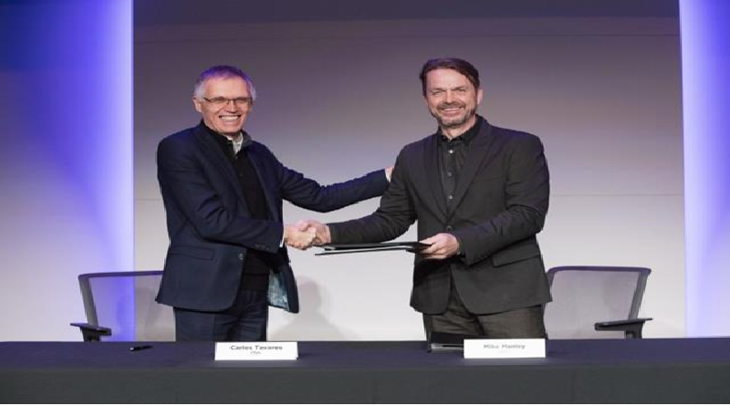 Carlos Tavares, da Peugeot, e Michael Manley, da Fiat Chrysler, assinam acordo de fusão — Foto: FCA/Divulgação