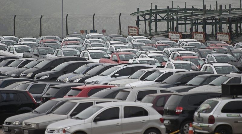 Unidas, Movida e Localiza podem se dar bem com o programa de carros mais baratos? Atualmente, o preço de partida de um carro zero km é de R$ 68 mil.