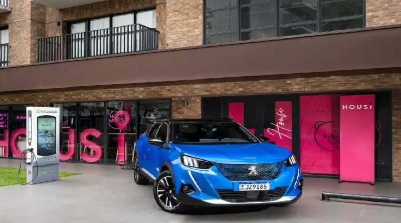 Peugeot firma parceria com a Housi para locação de carros elétricos. Serviço é viabilizado com locações por minuto, hora ou dia, por meio do aplicativo Flou