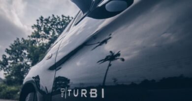 Carro parado na garagem: o custo invisível que pesa no bolso de muitas famílias. Manter um veículo próprio é um dos três principais custos anuais para 67% das famílias brasileiras, segundo pesquisa do Serasa