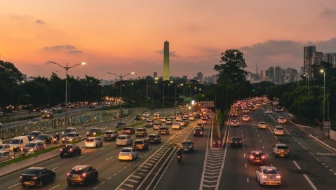 Corridas por aplicativos disparam 137% em São Paulo Crescimento e integração de tecnologia consolidam novo padrão de deslocamento nas capitais do Sudeste