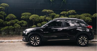 Carro próprio ou por assinatura: qual vale mais a pena? Com o preço médio do carro 0 km acima de R$ 140 mil e o financiamento mais caro, cresce o interesse por assinaturas de veículos. Entenda os prós e contras de cada escolha e veja qual faz mais sentido para o seu perfil.