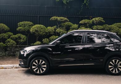 Carro próprio ou por assinatura: qual vale mais a pena? Com o preço médio do carro 0 km acima de R$ 140 mil e o financiamento mais caro, cresce o interesse por assinaturas de veículos. Entenda os prós e contras de cada escolha e veja qual faz mais sentido para o seu perfil.
