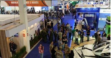 MundoGEO reúne setores de drones, espaço, inteligência geográfica e eVTOLs em feira aeroespacial. Eventos reúnem anualmente o ecossistema formado pela indústria, governo, universidades e usuários das soluções envolvendo drones, geotecnologias, espaço, eVTOLs, mobilidade aérea avançada e robótica. As feiras ocorrerão de 16 a 18 de junho de 2026, no Expo Center Norte - Pavilhão Azul, em São Paulo (SP)
