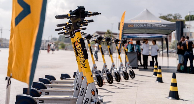 Patinetes Elétricos impulsionam micromobilidade urbana com tecnologia remota Whoosh investe em baterias removíveis, gestão inteligente e IoT para a operação das patinetes