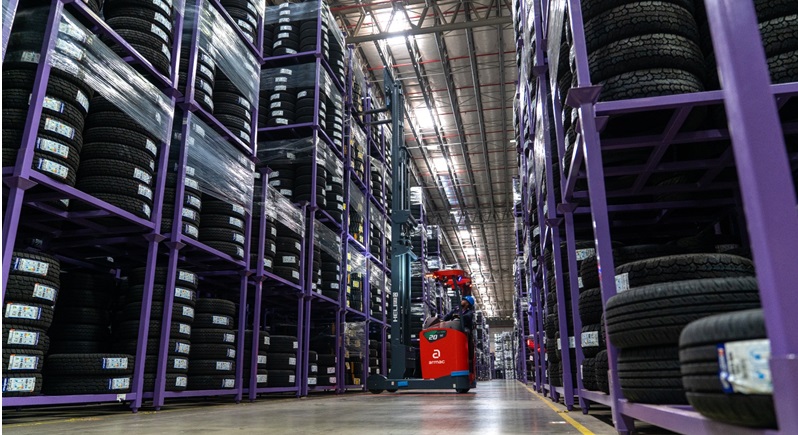 Armac e Cantu focam em eficiência energética com empilhadeiras de energia limpa Locadora de máquinas e empresa de soluções em pneus estão juntas em operações em sete estados