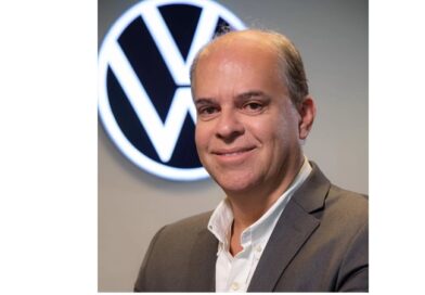 VW Caminhões e Ônibus tem novo Vice-Presidente de Produção e Logística A partir de 1º de julho de 2025, Adolpho Bastos será o novo vice-presidente de Produção e Logística da Volkswagen Caminhões e Ônibus.