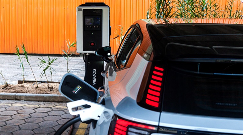 Como funcionam as estações de carregamento para veículos elétricos abastecidas por energia solar Com foco em sustentabilidade e eficiência, estações solares ganham espaço no Brasil; especialista explica como a tecnologia funciona e quais são os benefícios