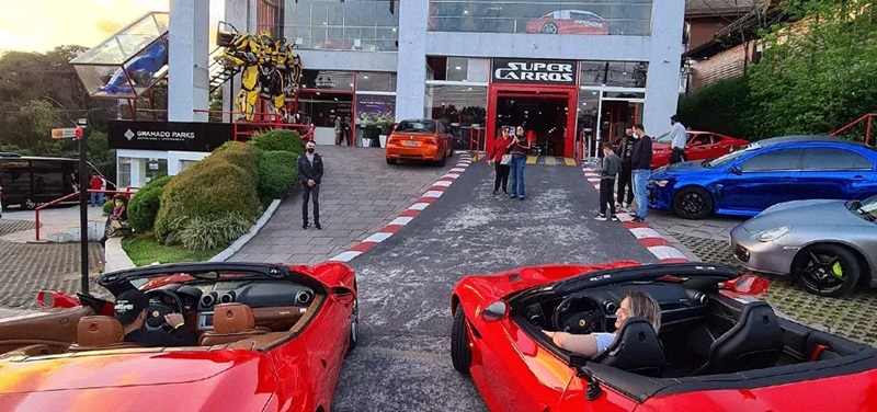 Super Carros inclui um Ford Mustang Mach E, modelo 100% elétrico de 487 cv, à sua frota Dona do maior acervo de superesportivos do Brasil para locação turística, a SUPER CARROS, sediada em Gramado, RS, acaba de incluir o segundo modelo 100% elétrico em sua frota com o Mustang Mach E GT Performance.  O visitante paga a partir de R$ 290 para andar nesse novo Mustang.