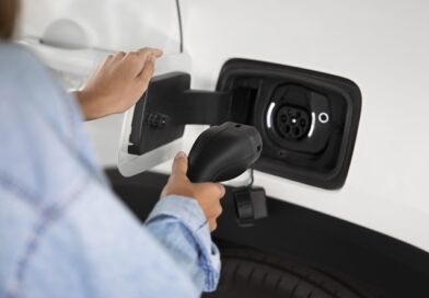 Condomínios de SP deverão ter garagens adaptadas para carros elétricos Norma responde ao avanço da frota elétrica no estado e no Brasil, com vendas que já representam 8% do mercado total de automóveis leves no país. CEO da uCondo fala em “era dos carros elétricos”.