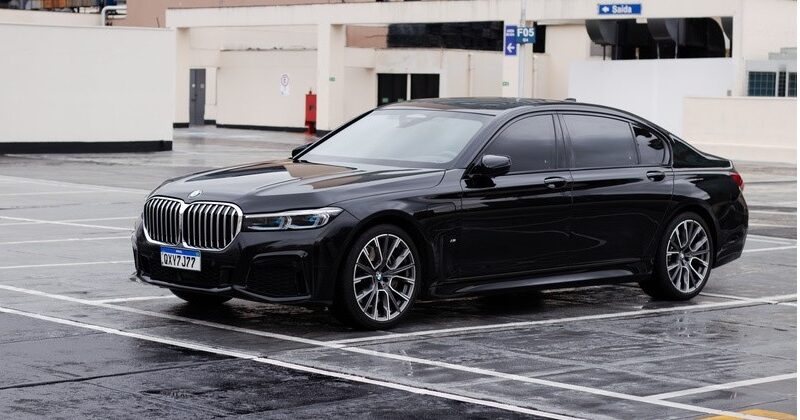 Rhino, o app de carros blindados, surpreende passageiros ao oferecer corridas em um BMW de luxo blindado sem custo adicional. Nos próximos dias, qualquer pessoa que solicitar uma corrida pelo app terá chance de ser ‘sorteada’ para a experiência; Serviço também estará disponível para agendamento, via concierge