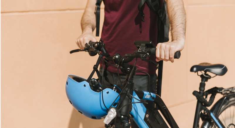 Novas regras definem circulação de bicicletas elétricas, patinetes, scooters e ciclomotores. Resolução 996 do Contran padroniza critérios de potência, velocidade e uso de capacete; locadoras e empresas de compartilhamento ampliam acesso à mobilidade elétrica