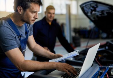 Técnico reparador de veículos eletrificados deve ter formação específica, requisito para atuar com essa tecnologia. Com o avanço das vendas e uma frota que já supera 480 mil veículos elétricos e híbridos no país, o setor passa a contar com uma referência técnica inédita para profissionais que atuam na manutenção desses modelos.