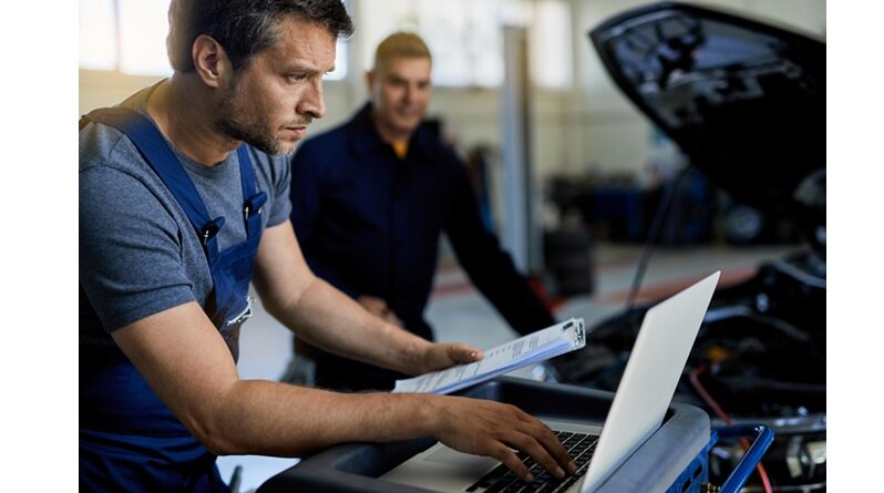 Técnico reparador de veículos eletrificados deve ter formação específica, requisito para atuar com essa tecnologia. Com o avanço das vendas e uma frota que já supera 480 mil veículos elétricos e híbridos no país, o setor passa a contar com uma referência técnica inédita para profissionais que atuam na manutenção desses modelos.