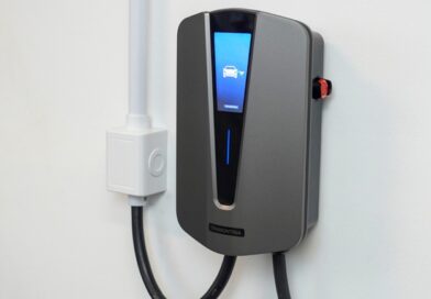 Como instalar carregador EV com segurança. A Tramontina reúne recomendações técnicas e reforça a importância do profissional qualificado nas instalações de estações de recarga seguras em residências e estabelecimentos comerciais