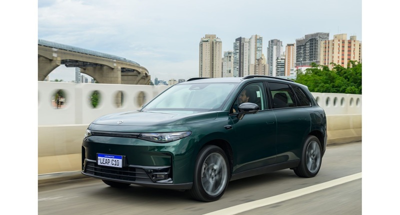 Leapmotor lança carro por assinatura no Brasil. Amplia a oferta de locação com modelo C10 ultra-híbrido