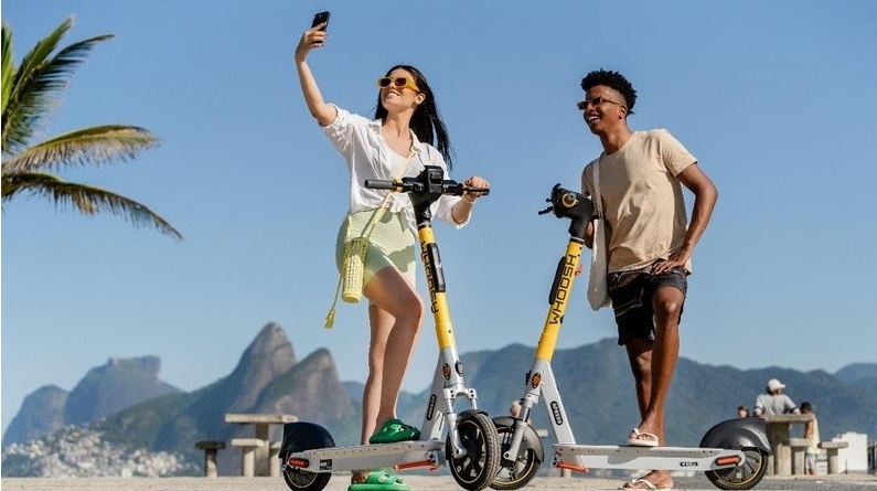 Carnaval impulsiona uso de patinetes elétricas e reforça micromobilidade como alternativa ao trânsito nas grandes cidades.  