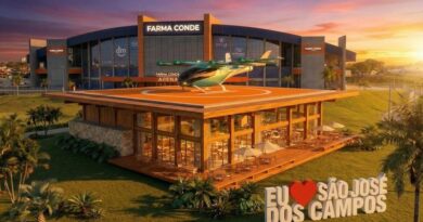São José dos Campos projeta receber “aeroporto para carros voadores” na Farma Conde Arena Plano prevê atrair mais de R$ 250 milhões em investimentos e coloca a cidade na era dos eVTOLs e da mobilidade aérea sustentável São Paulo, março de 2026 - São José dos Campos dá mais um passo rumo ao futuro da mobilidade urbana. A Prefeitura autorizou oficialmente a realização de estudo técnico para implantação de um Vertiponto na área externa da Farma Conde Arena, dentro do projeto Aero Garden. A iniciativa poderá atrair investimentos superiores a R$ 250 milhões e posicionar o município na vanguarda da mobilidade aérea urbana no Brasil. O Vertiponto será uma estrutura destinada a operar como ponto de passagem para aeronaves elétricas de decolagem e pouso vertical, os chamados eVTOLs. Na Farma Conde Arena, a instalação deverá ficar em frente ao espaço multiuso, em um dos pontos mais tradicionais e turísticos da cidade, reforçando o caráter estratégico do projeto. A autorização, assinada pelo prefeito Anderson Farias, permite o desenvolvimento técnico e a elaboração do projeto para futura implantação da estrutura, que poderá ser a primeira do Brasil em uma arena privada desse porte. Essa é apenas uma das fases. A iniciativa também precisa da regulamentação da Agência Nacional de Aviação Civil (Anac). Projeto estruturado e sustentável O empreendimento integra um plano mais amplo de desenvolvimento urbano e inovação. O Projeto Aero Garden prevê a implantação, em uma gleba de 100 mil metros quadrados na Via Oeste, de um complexo que inclui inicialmente: • Um Vertiponto para operação de eVTOLs; • Uma usina fotovoltaica de 3 MW; • Um posto de abastecimento para ônibus, caminhões e veículos elétricos. A estruturação financeira do projeto prevê captação de até R$ 250 milhões junto a investidores institucionais, fortalecendo a base econômica do empreendimento. Usina de energia limpa Um dos pilares do projeto é a sustentabilidade. A usina fotovoltaica de 3 MW será implantada na área com 500 metros de frente para a Via Oeste e deverá abastecer tanto a Farma Conde Arena quanto o Aeroporto Internacional de São José dos Campos Professor Urbano Ernesto Stumpf, ampliando a matriz de energia limpa da cidade. Em uma segunda etapa, o projeto também estuda a implantação de novas atividades comerciais, como um mall nas proximidades da Arena e a construção de um residencial voltado ao público sênior, consolidando um conceito moderno de desenvolvimento urban o integrado. Conexão com a nova mobilidade aérea brasileira O projeto se alinha ao avanço da Eve Air Mobility, empresa ligada à Embraer, que está construindo o primeiro carro voador do Brasil em Taubaté. A implantação de um Vertiponto em São José dos Campos, reconhecida como polo nacional de tecnologia e aviação, reforça o protagonismo do Vale do Paraíba na nova era da mobilidade aérea. Também está prevista a implantação de um Vertiporto no Aeroporto Internacional SJK, ampliando a integração da cidade com essa nova infraestrutura. "Para que essas aeronaves possam operar de forma segura e eficiente, é necessário desenvolver e regulamentar as infraestruturas adequadas para pousos, decolagens e apoio no solo, embarque, desembarque e facilitação, são os chamados vertiportos", diz Carlos Junqueira, diretor do aeroporto. Manoel Conde Neto e Roberto Couto, representando o Grupo Farma Conde, durante apresentação do projeto ao prefeito Anderson Farias Lideranças celebram iniciativa O presidente da Farma Conde, Manoel Conde Neto, destacou a relevância do projeto. “É uma alegria imensa para a Farma Conde Arena poder receber um projeto dessa magnitude. Estamos falando de inovação, sustentabilidade e futuro. Participar desse momento histórico para São José dos Campos é motivo de orgulho para o nosso grupo”. Renato Helena, um dos idealizadores do Aero Garden, ressaltou a escolha estratégica da área. “A Via Oeste é um eixo de interligação entre São José e Jacareí, com grande potencial logístico e urbano. O Aero Garden nasce em um ponto absolutamente estratégico”. O secretário de Urbanismo e Sustentabilidade, Marcelo Manara, enfatizou o compromisso ambiental do empreendimento. “Estamos falando de um projeto com premissas ambientais claras e integração energética limpa”. Já o secretário de Inovação e Desenvolvimento Econ ômico, Mario Muniz, reforçou o impacto no posicionamento da cidade. “São José dos Campos tem DNA de inovação. Projetos como esse reforçam nossa vocação e ampliam nossa competitividade”. O prefeito Anderson Farias destacou o alinhamento da iniciativa com a visão de futuro do município. “São José é referência nacional em tecnologia e aviação. Autorizar o estudo desse projeto significa preparar a cidade para uma nova realidade de mobilidade aérea e desenvolvimento sustentável”. eVTOl poderá estacionar em área na Farma Conde Arena ESG como base do projeto Todo o empreendimento foi estruturado com base em certificações e diretrizes ESG, integrando sustentabilidade ambiental, responsabilidade social e governança. A fundadora da Farma Conde, Claudia Conde, reforçou o compromisso do grupo. “A sustentabilidade sempre foi um pilar do Grupo Farma Conde. Participar de um projeto que nasce com essa visão nos enche de orgulho”. Caso seja confirmado após os estudos técnicos, o Vertiponto na Farma Conde Arena poderá se tornar o primeiro do Brasil em uma estrutura privada desse porte, consolidando São José dos Campos como protagonista nacional na mobilidade aérea urbana, na geração de energia limpa e no desenvolvimento urbano inteligente.