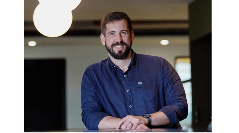 Sem Parar alcança 4 milhões de apólices ativas e expande presença no mercado de seguros para motoristas. Com 8 milhões de tags ativas, empresa avança na oferta de proteção e serviços integrados ao carro