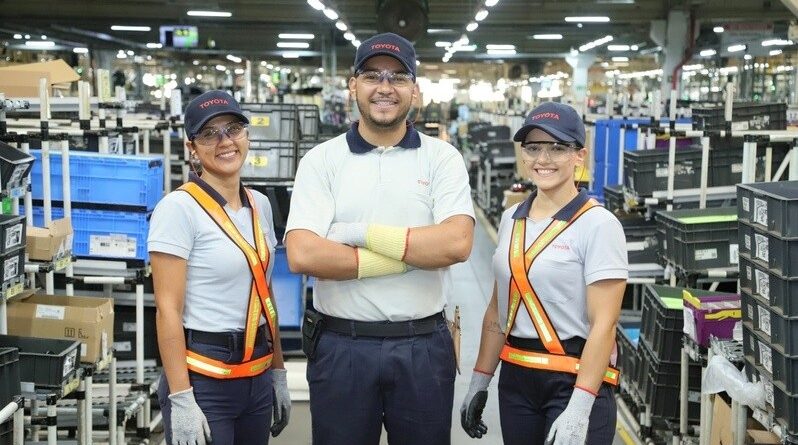 Toyota do Brasil abre 230 vagas e lança novo portal para ampliar acesso às oportunidades Fabricante moderniza Página de Carreiras para fortalecer sua marca empregadora e atrair talentos conectados ao futuro da mobilidade. Plataforma reforça o compromisso com diversidade, com bancos de talentos exclusivos para Mulheres e PcD