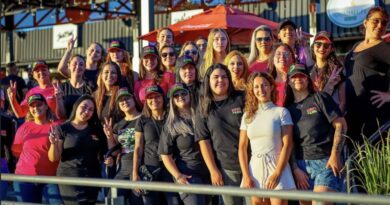 Mulheres aceleram no motociclismo e inspiram novas gerações sobre duas rodas. "Quanto mais eu me aproximava desse universo, mais eu percebia que não queria apenas admirar. Eu queria viver isso."