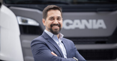 Scania anuncia novo diretor no Brasil . Eronildo Barros Santos como novo diretor-geral das Operações Comerciais no Brasil.