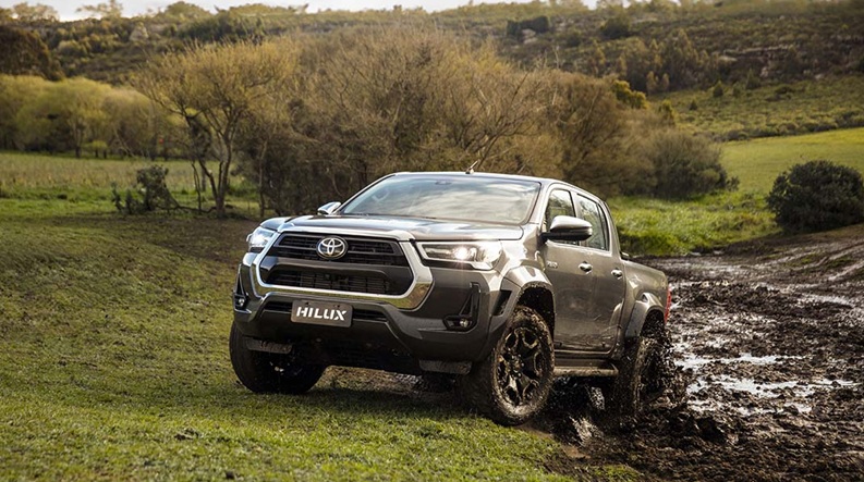 Grupo Águia Branca e Toyota ampliam presença no agro em feiras de 2026, com foco na Hilux. A Divisão Comércio do Grupo Águia Branca, que representa a Toyota no Brasil, reforça sua estratégia de aproximação com o agronegócio ao participar de duas das principais feiras do setor em 2026.