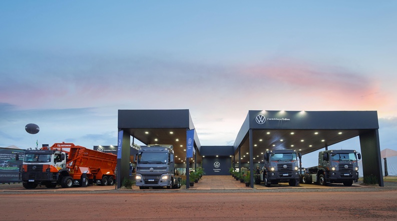 VWCO reforça atuação no agro na Agrishow com portfólio de caminhões voltado ao transporte no campo e operações rodoviárias
