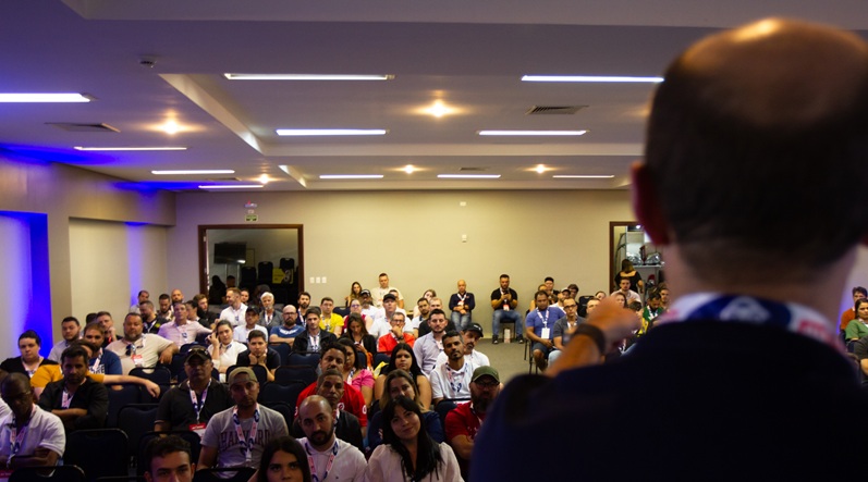 Autopar 2026 destaca veículos elétricos e novas exigências para oficinas. Evento em Pinhais reúne setor para discutir veículos elétricos, aumento da frota e mudanças legais que impactam o dia a dia das oficinas