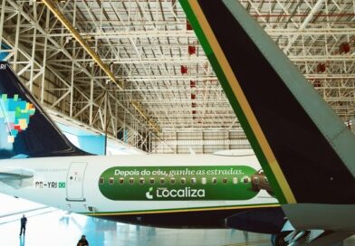 Localiza e Azul lançam avião envelopado e ativações a bordo para reforçar experiência de viagem. A Localiza iniciou uma nova ação de marca em parceria com a Azul Linhas Aéreas para ampliar sua presença na jornada de viagem dos consumidores.