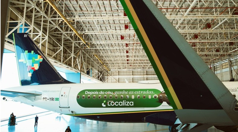 Localiza e Azul lançam avião envelopado e ativações a bordo para reforçar experiência de viagem. A Localiza iniciou uma nova ação de marca em parceria com a Azul Linhas Aéreas para ampliar sua presença na jornada de viagem dos consumidores.