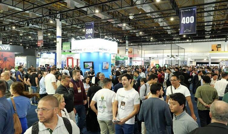 MundoGEO reúne setores de drones, espaço, inteligência geográfica e eVTOLs em feira aeroespacial em São Paulo. Os mercados de drones, inteligência geográfica, exploração espacial e mobilidade aérea avançada estarão reunidos entre os dias 16 e 18 de junho de 2026,