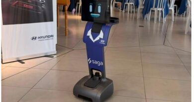 Grupo Saga testa robô com IA em concessionária. Projeto piloto realizado em Goiânia avaliou o uso de inteligência artificial para tornar a recepção de clientes mais interativa, mantendo o atendimento consultivo realizado por vendedores.
