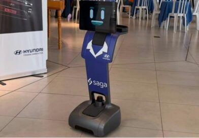 Grupo Saga testa robô com IA em concessionária. Projeto piloto realizado em Goiânia avaliou o uso de inteligência artificial para tornar a recepção de clientes mais interativa, mantendo o atendimento consultivo realizado por vendedores.