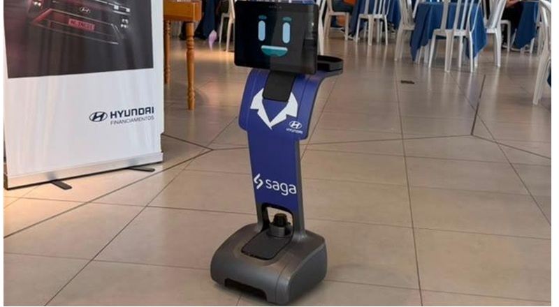 Grupo Saga testa robô com IA em concessionária. Projeto piloto realizado em Goiânia avaliou o uso de inteligência artificial para tornar a recepção de clientes mais interativa, mantendo o atendimento consultivo realizado por vendedores.