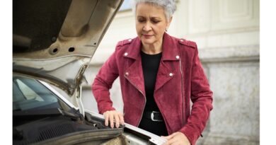 Mulheres 50+ impulsionam busca por conhecimento sobre manutenção automotiva. Com o crescimento do número de mulheres responsáveis pelos lares e pelos próprios veículos, aumenta a procura por cursos de mecânica básica e por mais autonomia na manutenção dos automóveis.