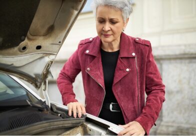 Mulheres 50+ impulsionam busca por conhecimento sobre manutenção automotiva. Com o crescimento do número de mulheres responsáveis pelos lares e pelos próprios veículos, aumenta a procura por cursos de mecânica básica e por mais autonomia na manutenção dos automóveis.