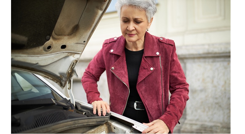 Mulheres 50+ impulsionam busca por conhecimento sobre manutenção automotiva. Com o crescimento do número de mulheres responsáveis pelos lares e pelos próprios veículos, aumenta a procura por cursos de mecânica básica e por mais autonomia na manutenção dos automóveis.
