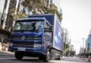 VWCO comemora cinco anos do caminhão elétrico e-Delivery, com evolução da linha elétrica. Destaca a evolução da família e-Delivery, com avanços em autonomia, capacidade de carga e aplicações para o transporte urbano.