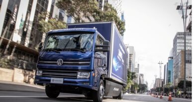VWCO comemora cinco anos do caminhão elétrico e-Delivery, com evolução da linha elétrica. Destaca a evolução da família e-Delivery, com avanços em autonomia, capacidade de carga e aplicações para o transporte urbano.