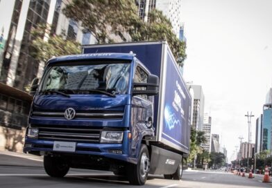 VWCO comemora cinco anos do caminhão elétrico e-Delivery, com evolução da linha elétrica. Destaca a evolução da família e-Delivery, com avanços em autonomia, capacidade de carga e aplicações para o transporte urbano.
