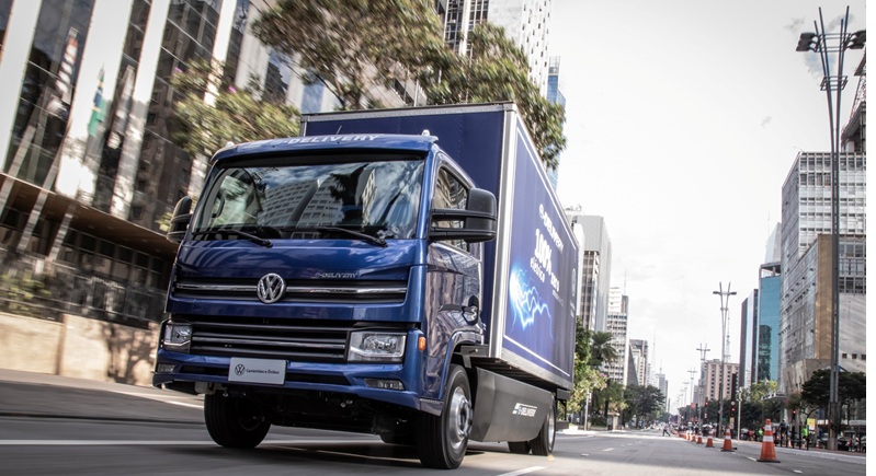 VWCO comemora cinco anos do caminhão elétrico e-Delivery, com evolução da linha elétrica. Destaca a evolução da família e-Delivery, com avanços em autonomia, capacidade de carga e aplicações para o transporte urbano.