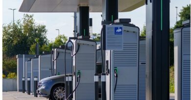 Recarga ganha peso na escolha de imóveis. Infraestrutura para veículos elétricos passa a influenciar compra e locação de imóveis, em meio ao avanço da frota eletrificada no Brasil