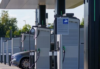 Recarga ganha peso na escolha de imóveis. Infraestrutura para veículos elétricos passa a influenciar compra e locação de imóveis, em meio ao avanço da frota eletrificada no Brasil