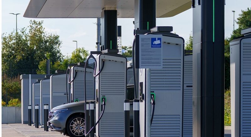 Recarga ganha peso na escolha de imóveis. Infraestrutura para veículos elétricos passa a influenciar compra e locação de imóveis, em meio ao avanço da frota eletrificada no Brasil