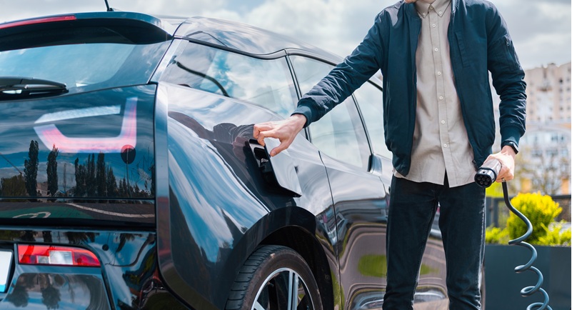 Interesse por elétricos e híbridos chega a 29%, mas modelos eletrificados somam apenas 3% das vendas de usados na OLX.