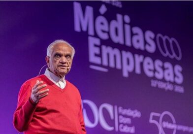 Ram Charan incentiva empresários a aprender e não desistir diante dos desafios. Consultor de negócios encerrou o 11º Fórum Anual das Médias com orientações sobre liderança, gestão e tomada de decisões 
