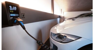 Compra ou locação de um carro elétrico depende da rotina de deslocamento, do acesso à recarga, da autonomia e dos custos totais.