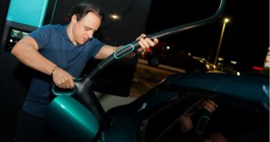 Denza inicia operação do Flash Charging no Brasil, com carregador de 1.500 kW e plano de mil equipamentos até 2027.
